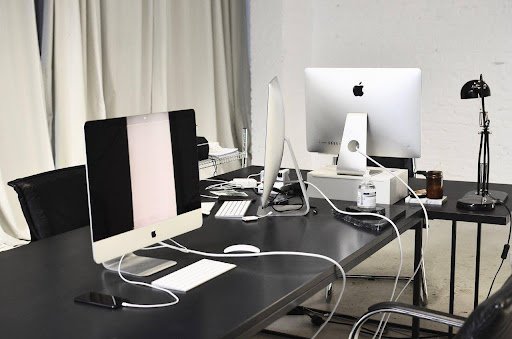 office desks incorporate artificial intelligence (AI)